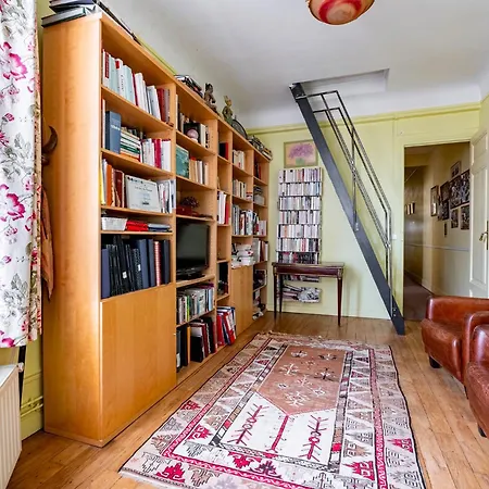 Veeve - Champagne Sky Apartment